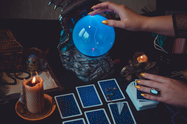 Cartes de tarot, bougies, objets magiques sorcières. Wicca, ésotérique, divination et fond occulte avec des trucs magiques vintage pour les rituels mystiques - Photo, image