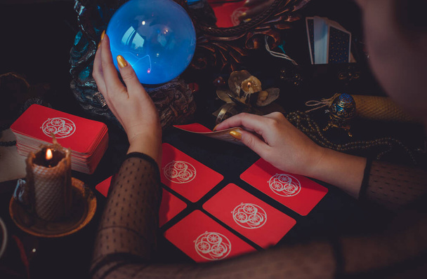 Tarot kártyák, gyertyák, boszorkány mágikus tárgyak. Wicca, ezoterikus, jóslás és okkult háttér vintage mágikus dolgokat misztikus rituálék - Fotó, kép