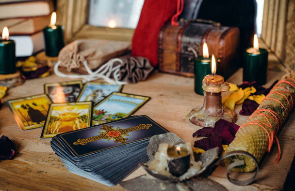 Карти Таро, свічки, чарівні речі. Вікка, езотерика, ворожіння і окультне тло з вінтажними магічними речами для містичних ритуалів - Фото, зображення