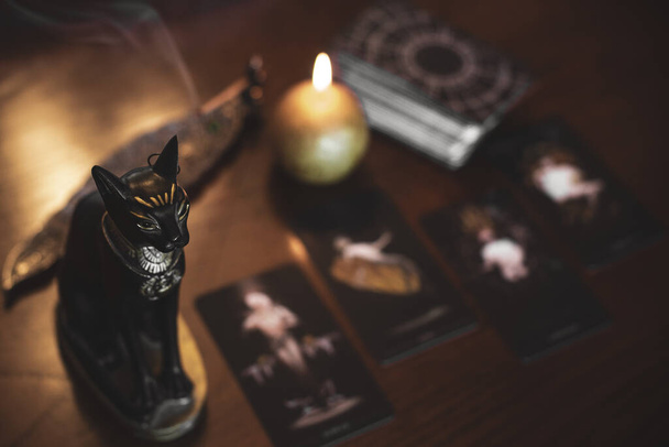 Tarotkaarten, kaarsen, magische voorwerpen. Wicca, esoterische, waarzeggerij en occulte achtergrond met vintage magie voor mystieke rituelen - Foto, afbeelding