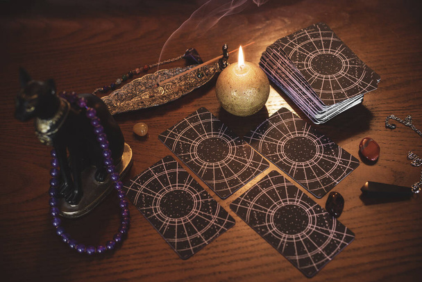 Карты Таро, свечи, магические предметы ведьм. Викка, эзотерический, гадание и оккультный фон со старинной магией вещи для мистических ритуалов - Фото, изображение