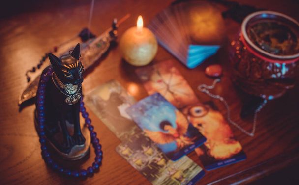 Κάρτες ταρώ, κεριά, μαγικά αντικείμενα μάγισσας. Μαγεία, εσωτερική, μαντεία και απόκρυφο υπόβαθρο με vintage μαγικά πράγματα για μυστικιστικές τελετές - Φωτογραφία, εικόνα