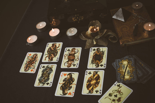 Cartes de tarot, bougies, objets magiques sorcières. Wicca, ésotérique, divination et fond occulte avec des trucs magiques vintage pour les rituels mystiques - Photo, image