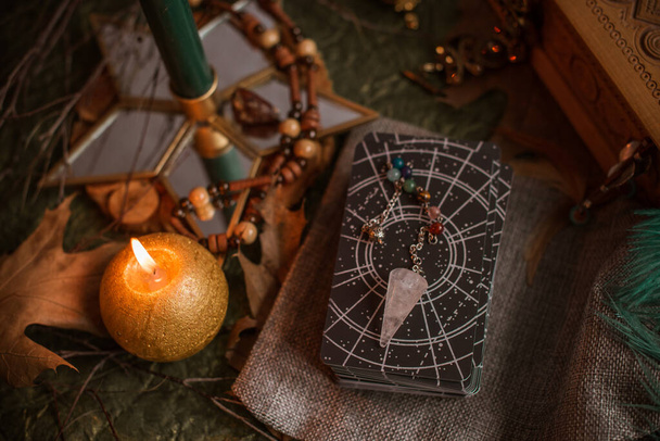 Tarotkarten, Kerzen, magische Hexenobjekte. Wicca, Esoterik, Wahrsagerei und okkulter Hintergrund mit Vintage-Magie für mystische Rituale - Foto, Bild