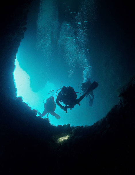 Podwodne zdjęcie nurkowania w jaskini. Z nurkowania w Koh Haa w Tajlandii.  - Zdjęcie, obraz