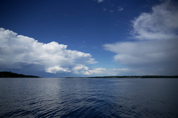 Ein schöner, klarer See an einem sonnigen Sommertag - Foto, Bild
