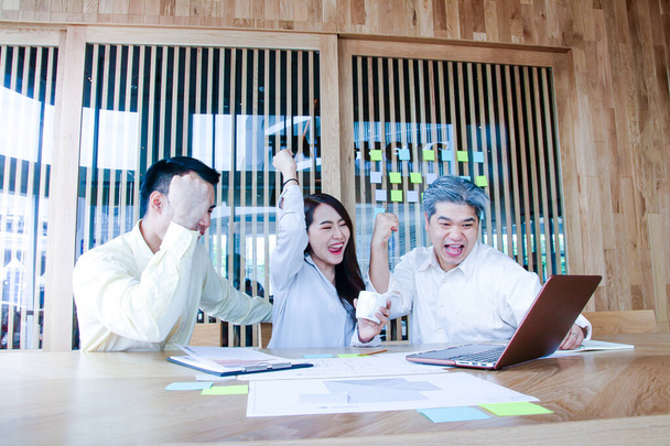 若いアジアの起業家は、ビジネス計画会議のために座っているセットの目標が達成されたことをうれしい. - 写真・画像