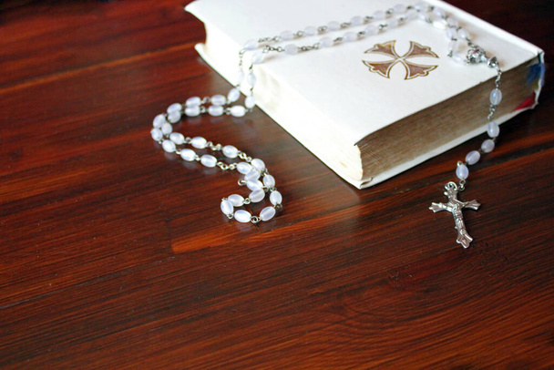 bibbia e rosario perline per un cattolico a pregare sfondo con spazio copia - stock photo - Foto, immagini