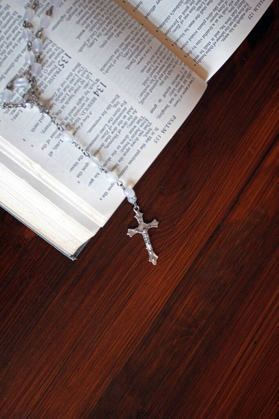 Біблія та розарійний бісер для католика, щоб молитися на фоні з копіювальним простором - стокове фото
 - Фото, зображення