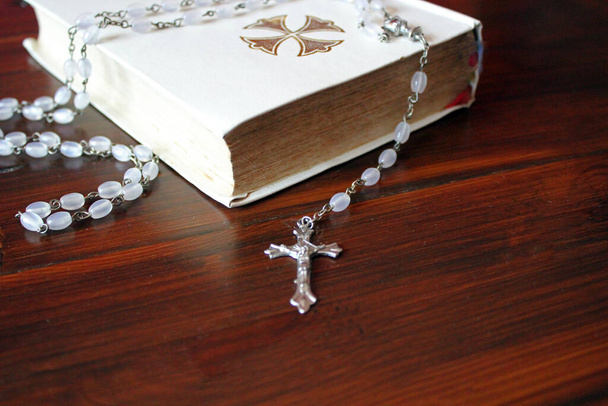 bible a růženec korálky pro katolíky se modlit pozadí s kopírovacím prostorem - stock fotografie - Fotografie, Obrázek