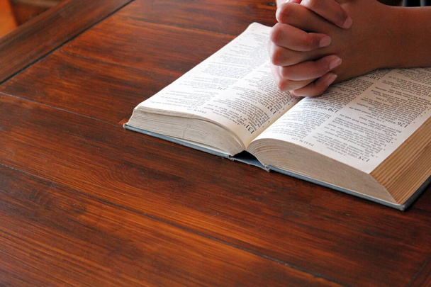 Αγία Γραφή και κομπολόι για ένα καθολικό να προσεύχονται φόντο με αντίγραφο χώρο   - Φωτογραφία, εικόνα