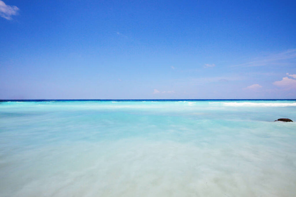 Bel été d'Horizon au paradis paysage marin tropical et paradis de l'eau turquoise dans un océan calme.  - Photo, image