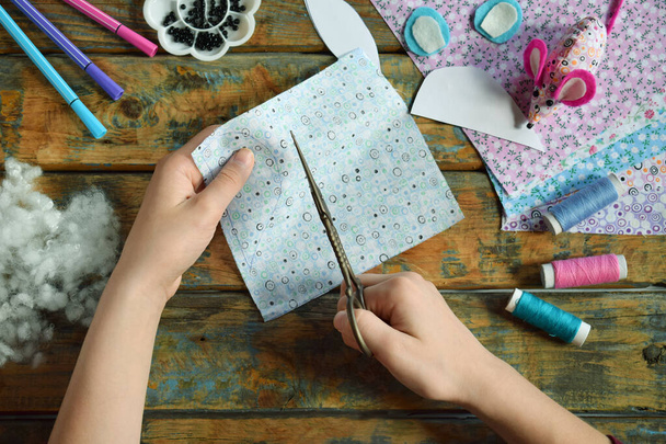 Textielmuis maken. Speelgoed naaien met je eigen handen. DIY concept voor kinderen. Handgemaakte ambachten. Stap twee. Knip alle details van speelgoed. - Foto, afbeelding