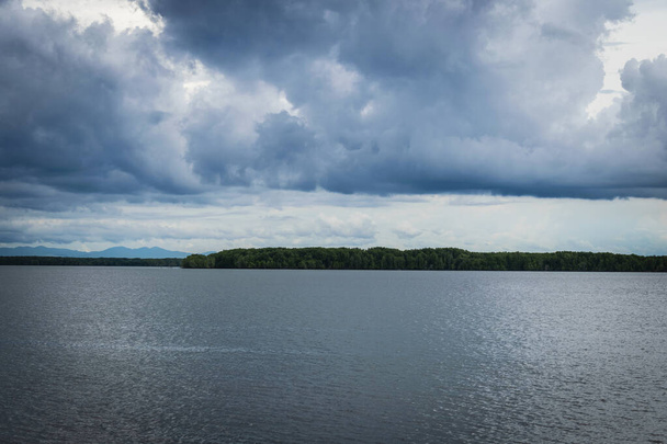 Озеро в облачный день пейзаж никто. - Фото, изображение