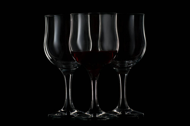 Três copos de vinho em um fundo preto - Foto, Imagem