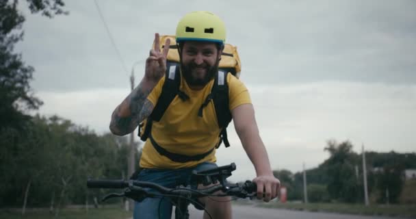 Fahrradkurier lächelt in die Kamera - Filmmaterial, Video