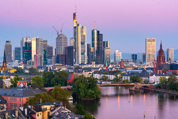 Frankfurt nad Menem, Niemcy o zmierzchu nad rzeką Menem. - Zdjęcie, obraz