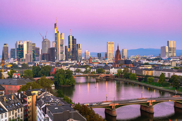 Frankfurt, Almanya alacakaranlıkta ana nehrin üzerinde yükseliyor.. - Fotoğraf, Görsel