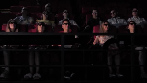 Widownia ciesząca się filmem w sali kinowej 4dx - Materiał filmowy, wideo