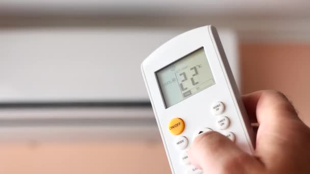 Rozdělit klimatizaci, Muž ovládající dálkové ovládání - Záběry, video