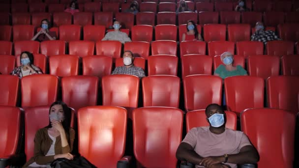 Coronavirus sırasında sinemada çeşitli insanlar. - Video, Çekim