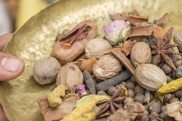Ingredientes para o tempero oriental Ras el Hanout
 - Foto, Imagem