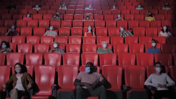 Πολυεθνικοί άνθρωποι με μάσκες γελάνε με τον κινηματογράφο - Πλάνα, βίντεο