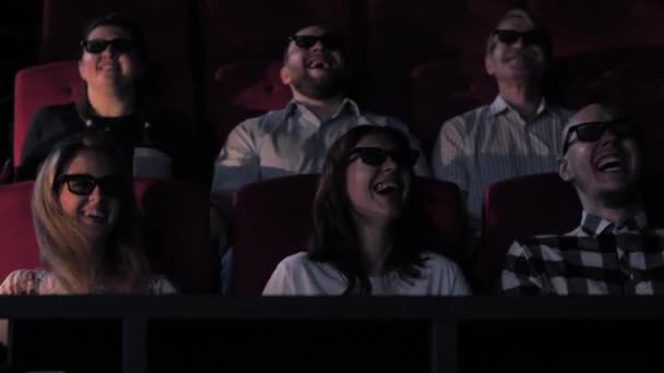 Χαρούμενοι θεατές σε 4dx αίθουσα κινηματογράφου του κινηματογράφου του κινηματογράφου - Πλάνα, βίντεο