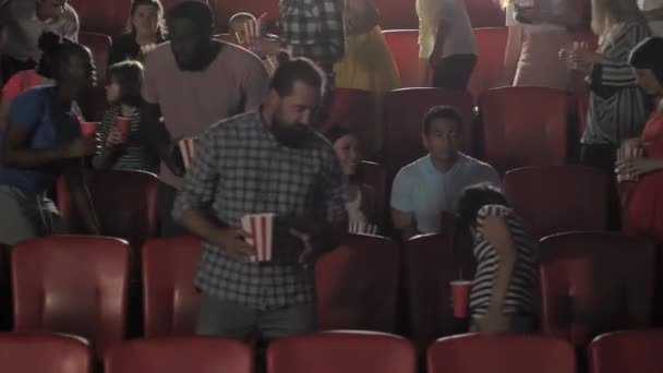 Διαφορετικό κοινό που λαμβάνει θέσεις στην αίθουσα κινηματογράφου - Πλάνα, βίντεο