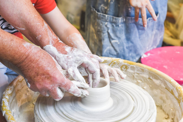Kinder lernen Töpfern als Hobby bei der Großmutter in einer Keramikwerkstatt - Foto, Bild