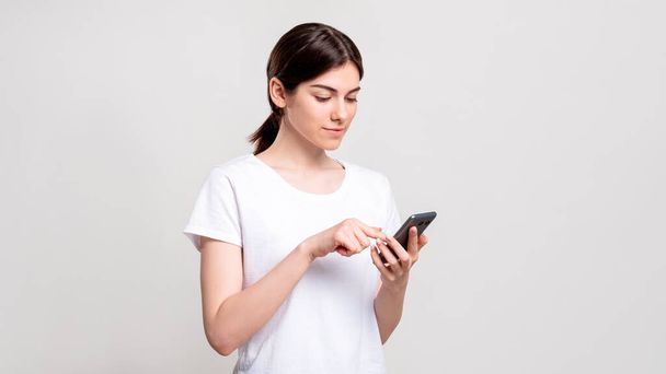 social media marketing curious woman smartphone - Foto, afbeelding