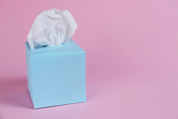 Box with paper tissues on pink background. Space for text - Φωτογραφία, εικόνα