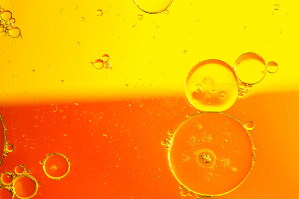 Капли масла на поверхности воды - Фото, изображение