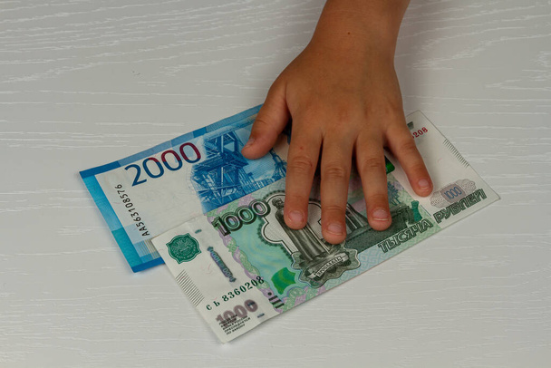 het kind tijdens de coronavirusperiode geld van de staat heeft ontvangen; - Foto, afbeelding
