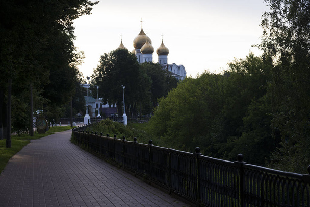 θέα στην πόλη της παλιάς ρωσικής πόλης με ναούς - Φωτογραφία, εικόνα