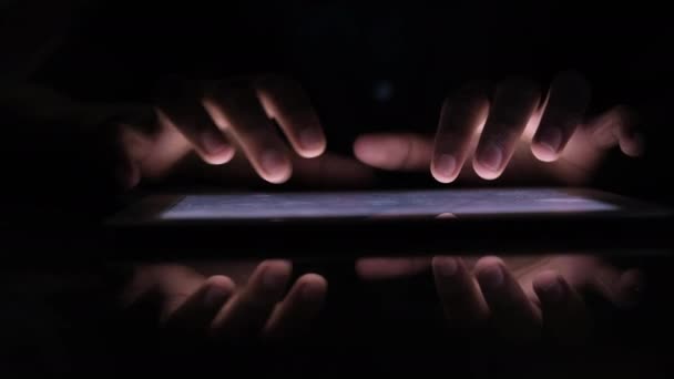 Zbliżenie strony hakera kradnącej dane z tabletu cyfrowego  - Materiał filmowy, wideo