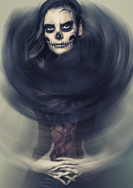Синістерська дівчина з макіяжем черепа
 - Фото, зображення