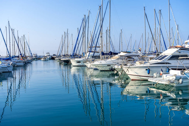 Klub jachtowy rano. Wybrzeże Morza Śródziemnego - Zdjęcie, obraz