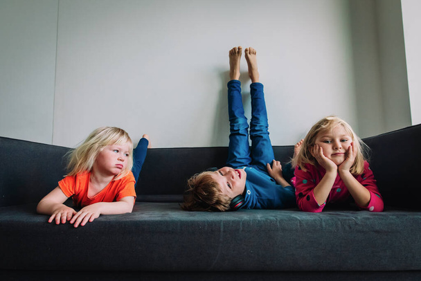 crianças entediadas e cansadas de ficar em casa
 - Foto, Imagem