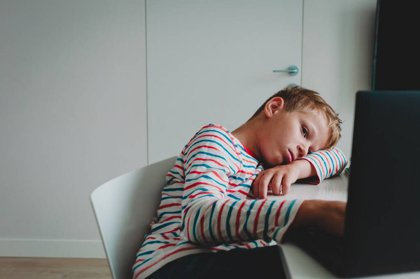 Unatkozó és szomorú tinédzser néz számítógép, gyerek fáradt online kommunikáció és tanulás - Fotó, kép