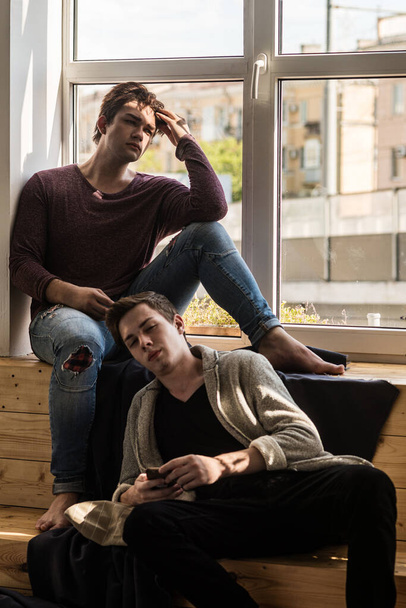 Gay Couple Love Home Concept. pareja gay disfrutando de tiempo libre en sala de estar
 - Foto, imagen