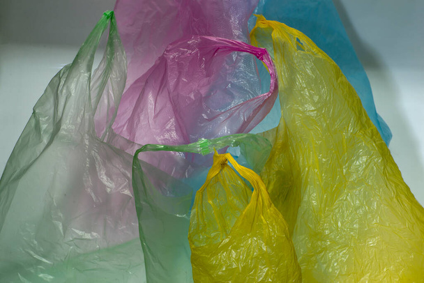 bolsas de plástico de diferentes colores de fondo - Foto, imagen