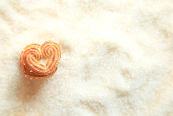 Biscoito pouco ouvido, biscoitos em forma de coração para biscoitos do dia dos namorados em um fundo branco, amor ou conceito do Dia dos Namorados
 - Foto, Imagem