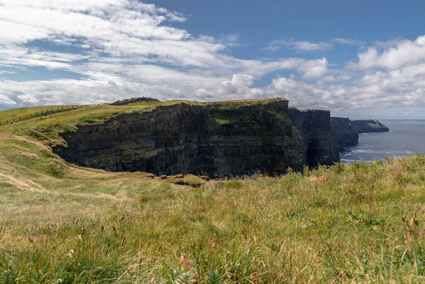 Blick auf die weltberühmten Cliffs of Moher in der Grafschaft Clare Ireland. Landschaftlich reizvolles irisches Naturdenkmal am wilden atlantischen Weg. - Foto, Bild