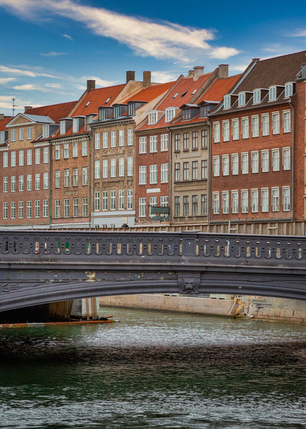 Foto del punto de referencia turístico de Copenhague tomada durante un paseo en barco a través de los canales de la ciudad, en un día caluroso de verano con cielo brillante
. - Foto, imagen