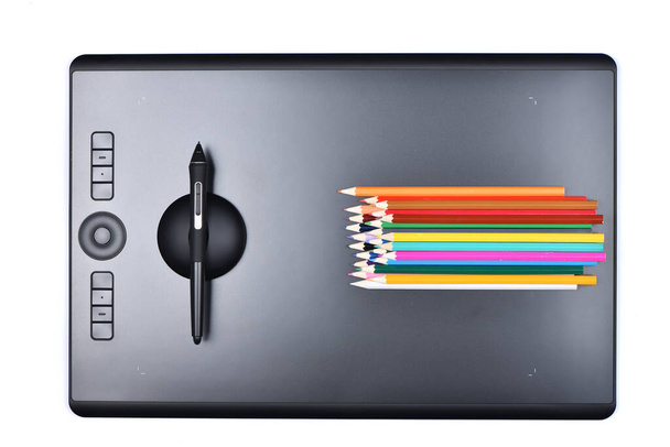 Top view professzionális grafikus tabletta többszínű és digitalizált tollakkal. Elszigetelve, fehér háttérrel. Nagy felbontású fotó. Teljes mélységélesség. - Fotó, kép