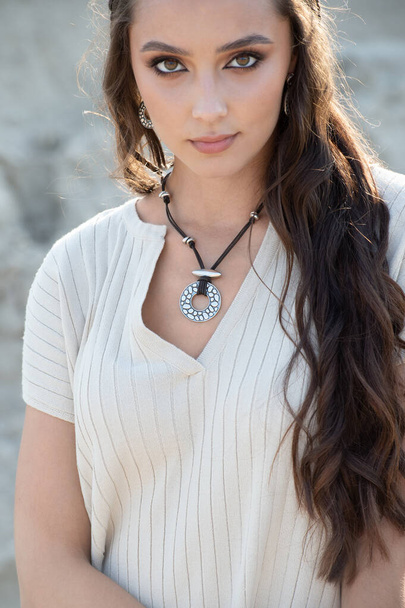 Серебряное ожерелье крупным планом на шее красивой девушки - Фото, изображение