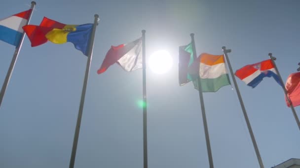 Super slow motion - kleurrijke vlaggen wapperen in de wind - diplomatie concept - Video