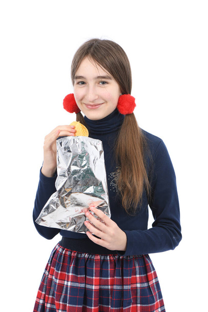 Retrato de una niña preadolescente sosteniendo papas fritas. Aislado sobre fondo blanco. Foto de alta resolución. Profundidad total del campo. - Foto, Imagen