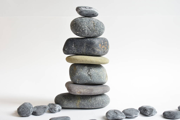 Стек каміння ізольовано на білому тлі. Галькова вежа. Концепція балансу та гармонії. Спокій і дух, спа-кам'яні і дзен, мир, медитація, духовний, абстрактний
 - Фото, зображення